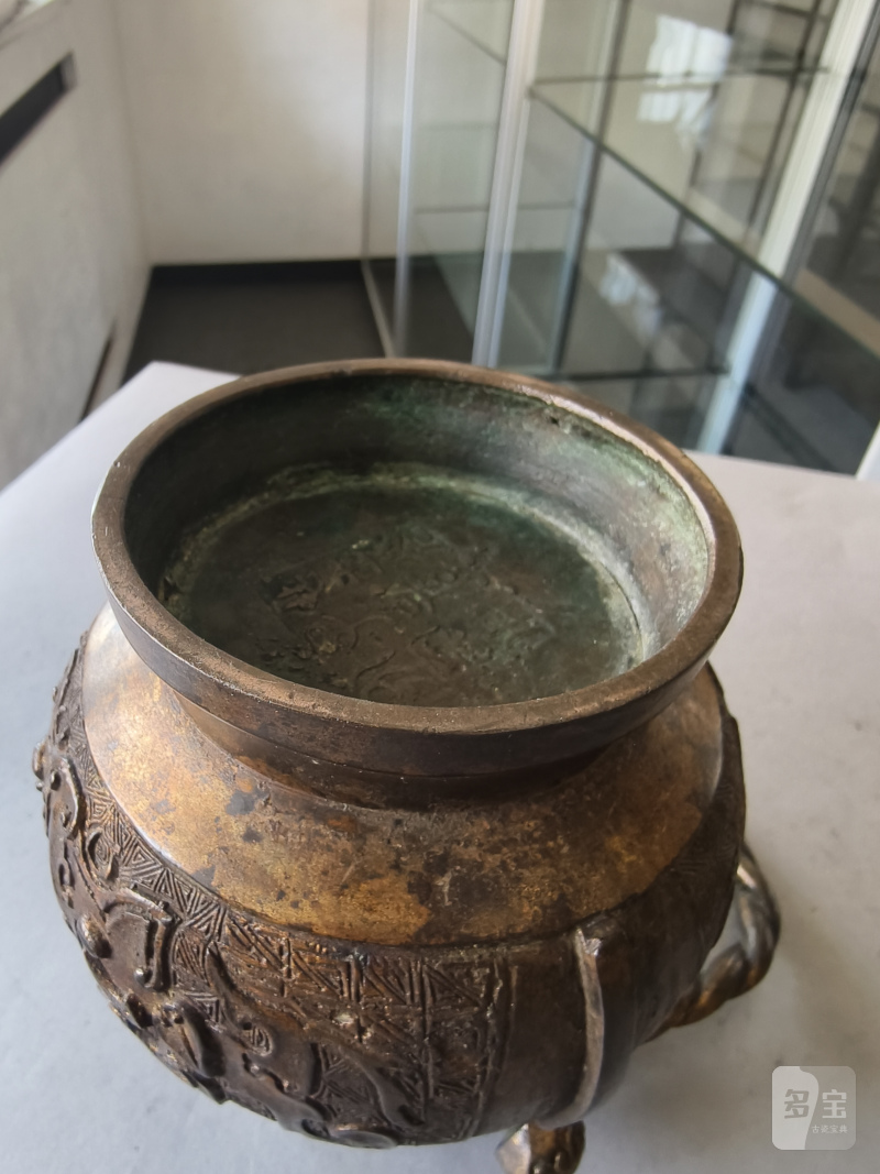 A bronze vessel 'hu' in archaic style with partial gilding - 图9